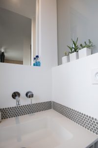 Lavabo avec robinet encastré