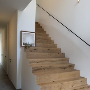 Montée d’escalier d’un chalet contemporain