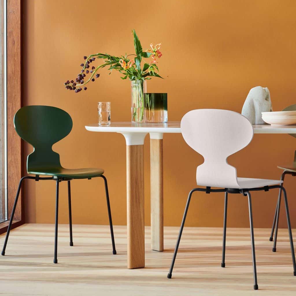 Fritz Hansen Ant 3101 Evergreen Olive Green Light Beige Warm Graphite Analog JH63 Oak White Ant Chair par Arn Jacobsen