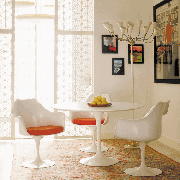 Knoll saarinen dining table side chairs 5597 z2 Tulip Chair par Eero Saarinen