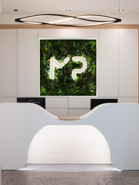 Banque d'accueil dessinée sur mesure par Rocamboles et réalisée en FENIX®